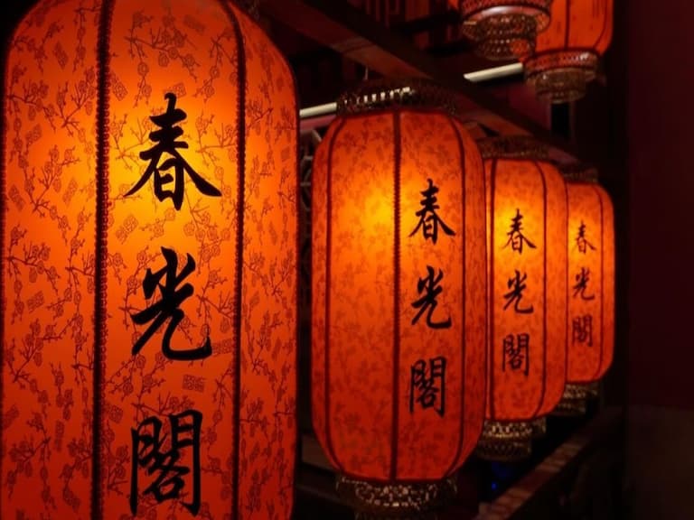 2026 台中酒吧 10 大推薦：辣妹鋼管舞、滑水道泳池⋯比金錢豹還嗨！