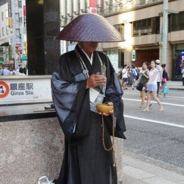 「被新冠肺炎擊倒的僧侶」日本東京街頭佇立 10 年祈禱世界和平的和尚染疫病逝⋯