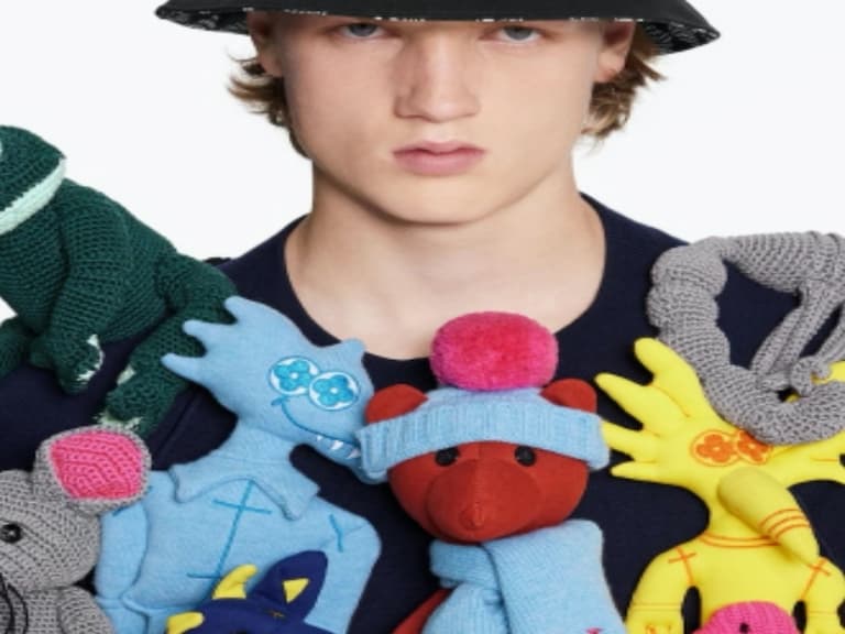 時尚圈蔡康永!Louis Vuitton 推出要價近 27 萬的「玩偶毛衣」,你敢穿出門走跳嗎?