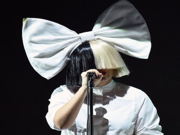 剛執導音樂新片《Music》卻因自閉症場景惹議，澳洲歌后 Sia 沮喪道歉刪除推特帳號！