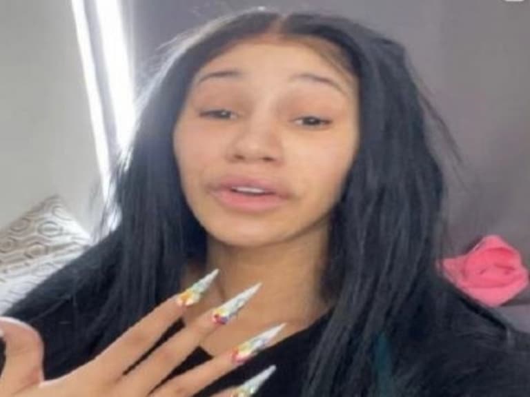 被黑特嘲諷皮膚爛!Cardi B 大方秀出素顏怒嗆:「你們怎不去照鏡子看看自己?」