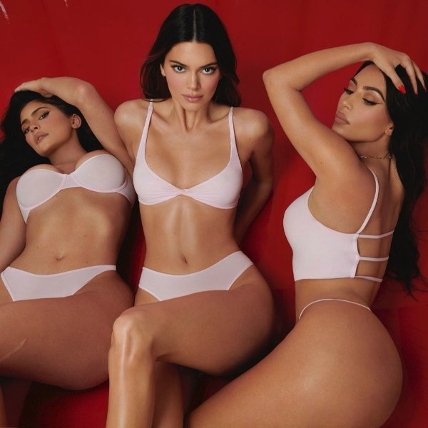比芭比還美！Kendall Jenner po 出完美身材內衣照，反遭網友質疑「引發社群身材焦慮症」！