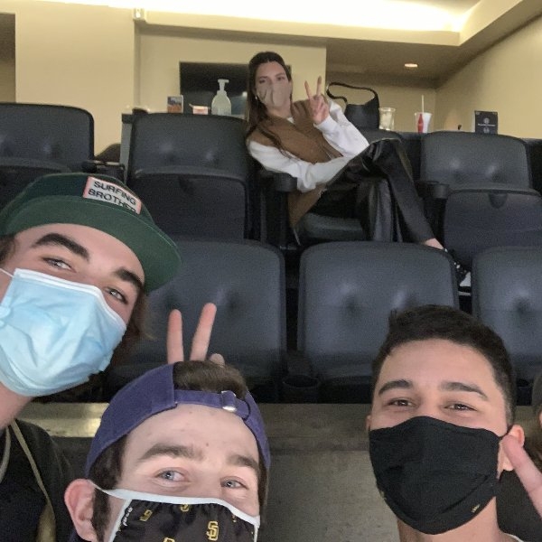 太陽隊男球迷巧遇 Kendall Jenner 觀看男友球賽，幸運被超模拍紀念大合照！