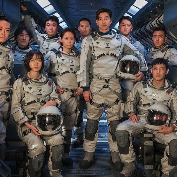 孔劉、裴斗娜 Netflix 科幻影集《寂靜的大海》釋出劇照，宇宙航空隊登上月球探險！