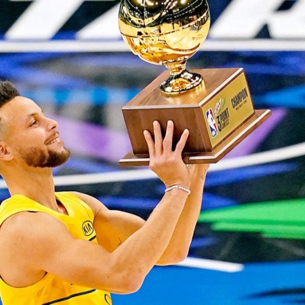NBA／最強神射手發威！Curry 完成絕殺 28 分擊退 Conley，生涯第 2 座三分球大賽冠軍到手