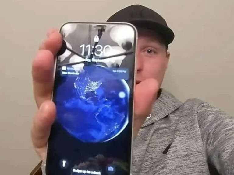 女孩划船 iPhone 11 不慎掉進湖泊裡「泡水半年」，尋獲後竟可開機使用！