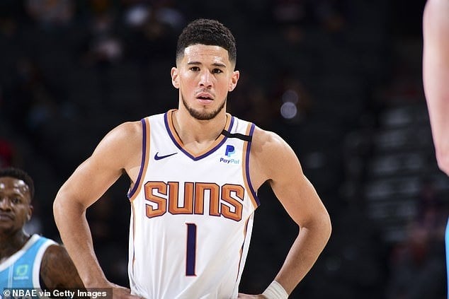 Kendall Jenner 非常認真看待與球星 Devin Booker 戀情,「準備好進入下一階段」!