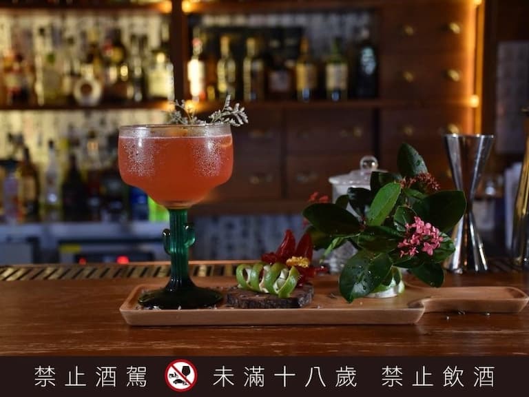 高雄駁二周邊 3 家特色酒吧推薦，酒鬼們絕對要來這爆喝一波！