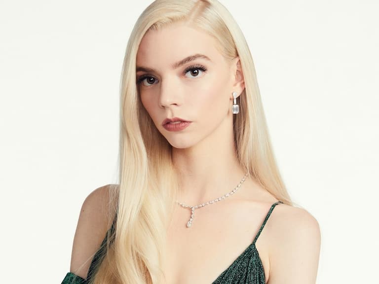 小時候被說醜，長大成仙氣代名詞！關於 Anya Taylor-Joy 的 10 個小秘密：曾被霸凌、資深香水控！