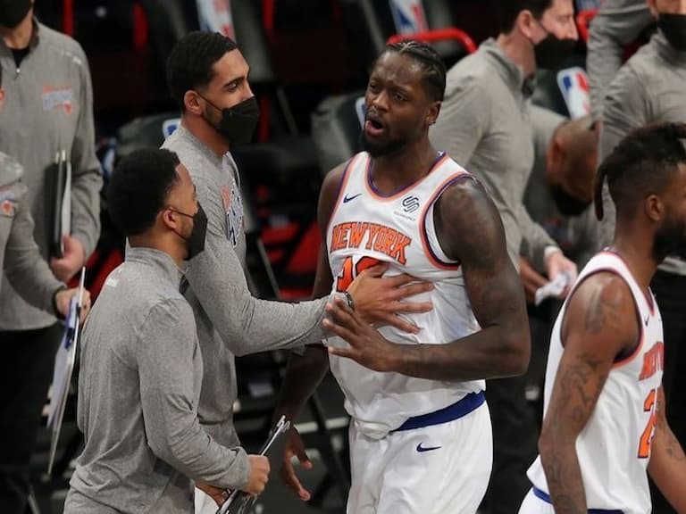 NBA/又是裁判亂吹?Julius Randle 最後關頭「走步」導致輸球,賽後氣到踢翻座椅發洩