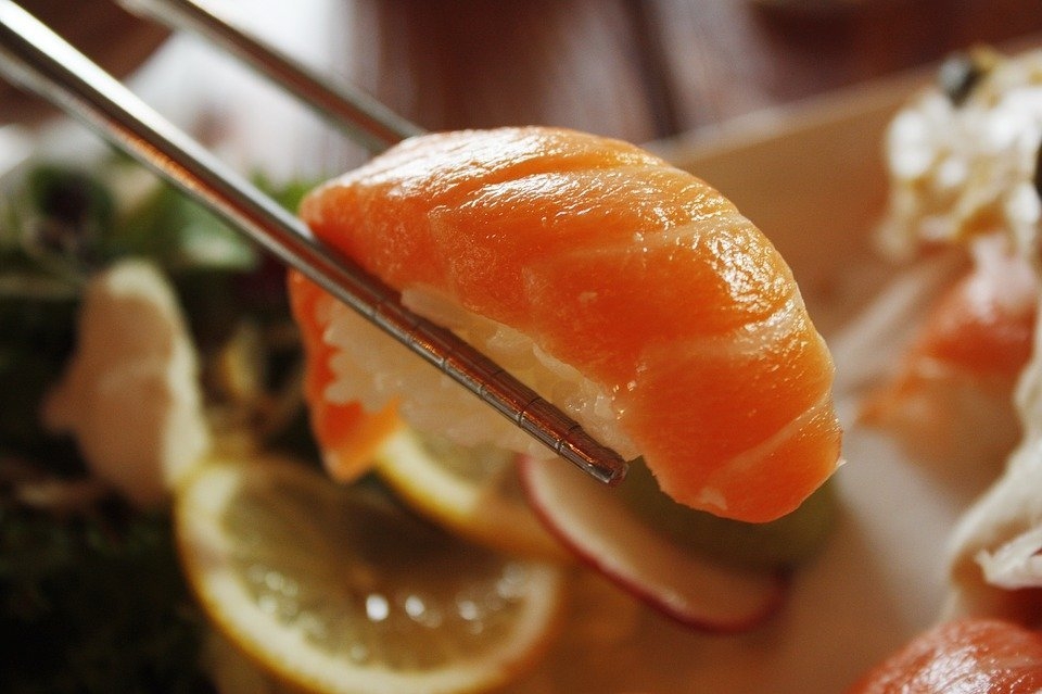 到底多想免費吃？！連鎖壽司優惠活動掀起「鮭魚之亂」，竟有大學生改名叫「曾極品鮭魚」！