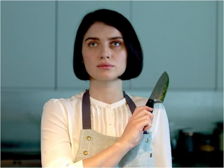 《三人要守密》女主角 Eve Hewson 不只背景超狂，連眼妝都特別有梗：3 招打造性感氣場！