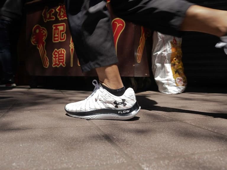 型男跑者都這樣穿!推薦 UA、TNF 等 3 雙「穿搭系跑鞋」,就算穿去約會也穩穩帥~