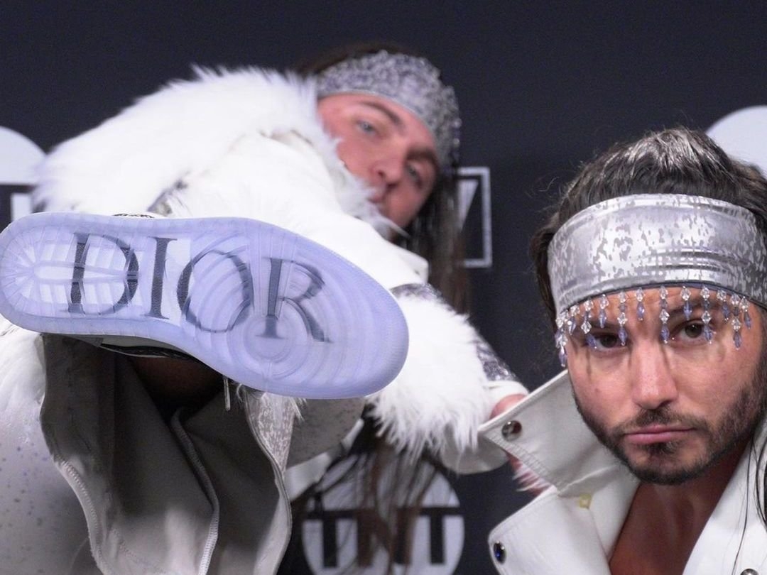 穿台幣 28 萬天價 Dior x Air Jordan 1 摔角是什麼感覺？鞋迷崩潰直呼怎麼敢這樣穿！