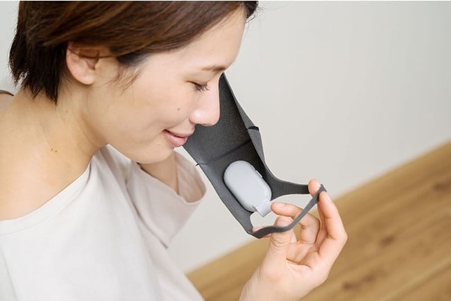 戴口罩戴到爛臉的人有救了！日本發明「口罩專用電風扇」，根本夏天必備神器！