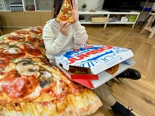 披薩控直接瘋掉！日本達美樂推出 180 公分超巨大「披薩坐墊」，整個人躺在上面好幸福～
