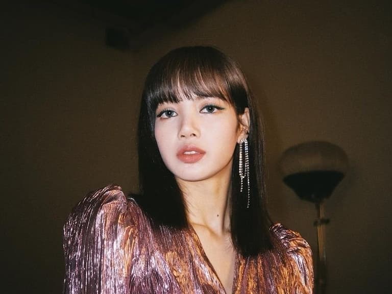 耳環該怎麼搭?BLACKPINK Lisa 示範給妳看!Cartier、BVLGARI⋯也能戴出韓流感!