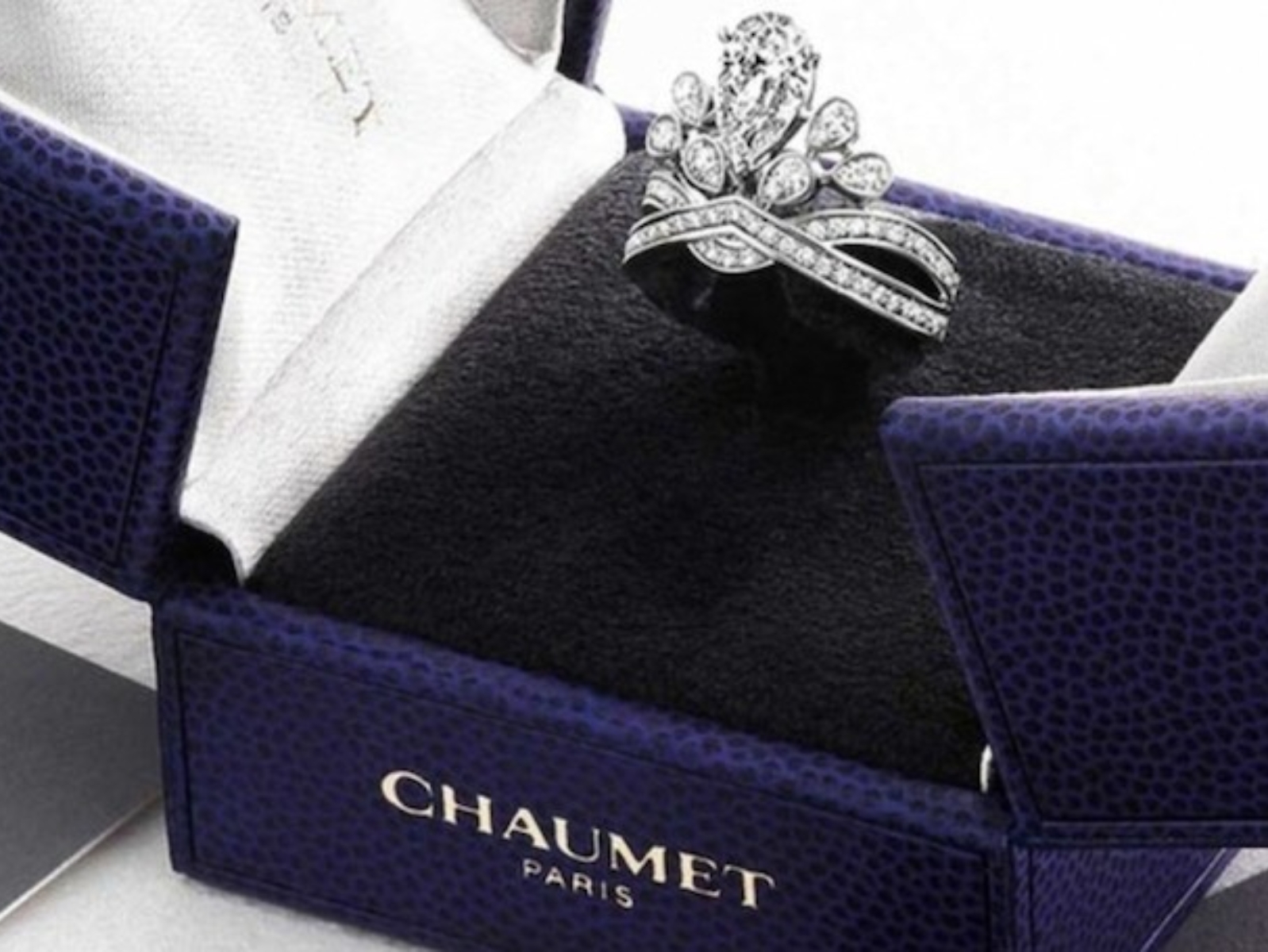 2022 精選 8 大頂級珠寶品牌「10 萬元以下」求婚鑽戒，Cartier、BVLGARI、CHANEL⋯通通可以選！