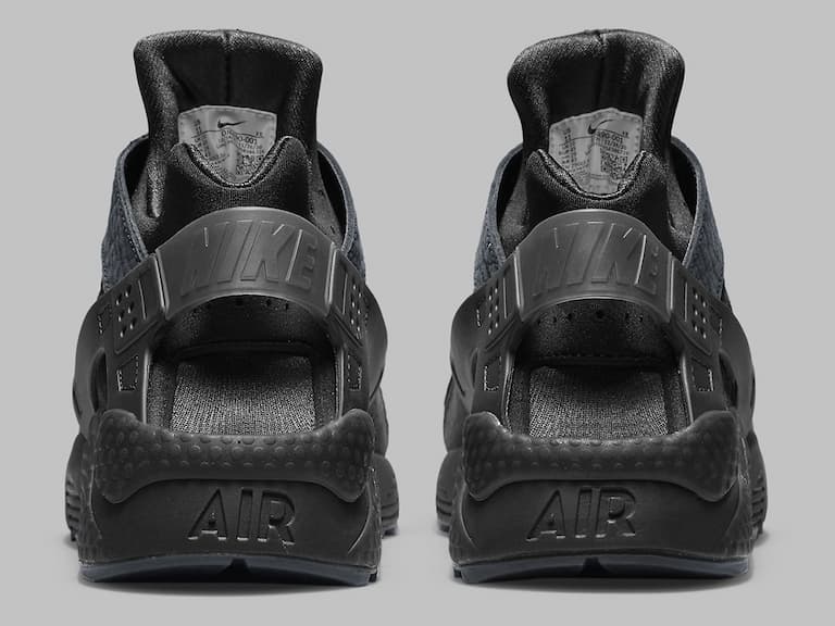 帥哥鞋頭必備！Yeezy、Nike x CDG 等 3 雙「黑色球鞋」推薦，隨便你搭都不 NG！