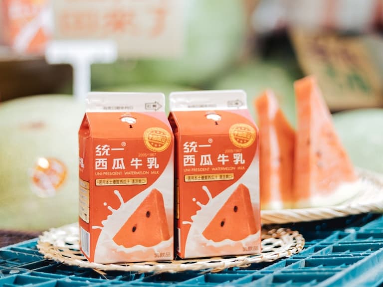 熱到火大！來罐「西瓜牛奶」瞎款？最消暑的正港台味，越喝越上癮的祕密大公開！