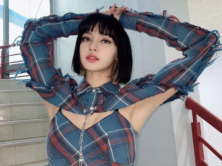 2024 耳圈染髮色推薦！Lisa 亞麻灰、太妍灰藍色...必染 7 款一拳公開！