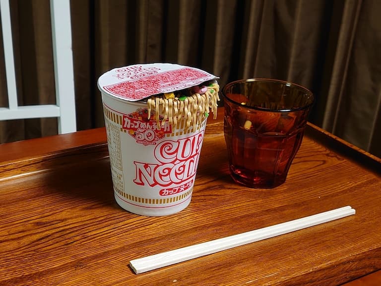 漫出來了!日本「滿出來的泡麵杯蓋」腦洞發明,網友歪樓:旁邊黑黑的不明物體是什麼?