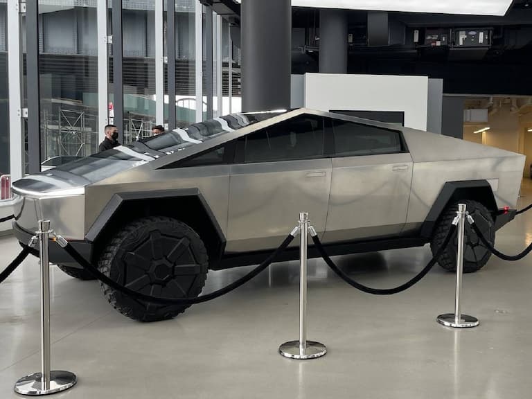 戰車直接開出來!特斯拉「防彈電動皮卡車」超近距離觀賞,不鏽鋼金屬車身亮到不行~