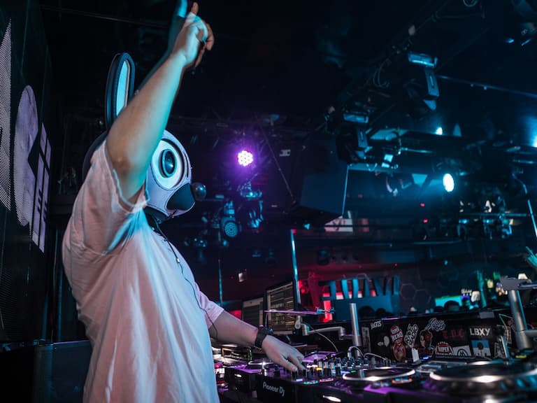 這謎樣兔頭盔是誰？USAGii 無厘兔向 Marshmello 看齊，發願與謝金燕、鄧紫棋等人合作！