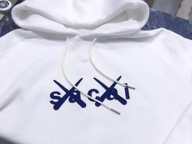 KAWS x Sacai 聯名服飾「實品諜照」曝光？簡單粗暴的圖案讓網友直呼：「這設計也太偷懶...」