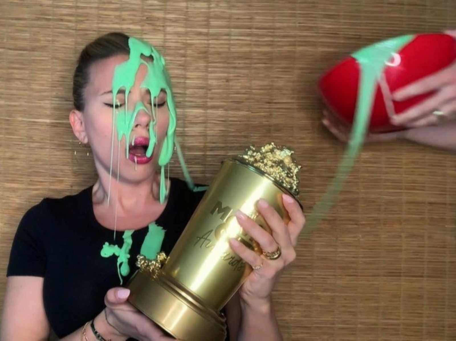 氣瘋！「黑寡婦」史嘉蕾喬韓森領 MTV 大獎，被白目帥哥老公淋一臉綠汁！