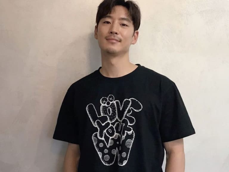 Supreme 、Fragment 全不放過！一窺《我是遺物整理師》李帝勳「潮流單品」收藏，光球鞋就破 8 萬 ？！