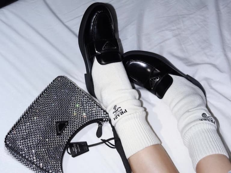 Prada、GUCCI ...激推 5 雙 2021 高顏值「平底穆勒鞋」,拉長比例瞬間有感!