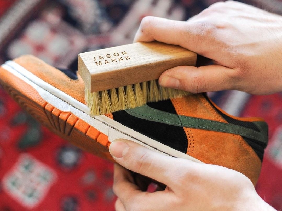 麂皮球鞋不再是惡夢！靠這「3 樣」隨手清潔工具，就能讓你的 Sacai x Nike 乾淨復活！