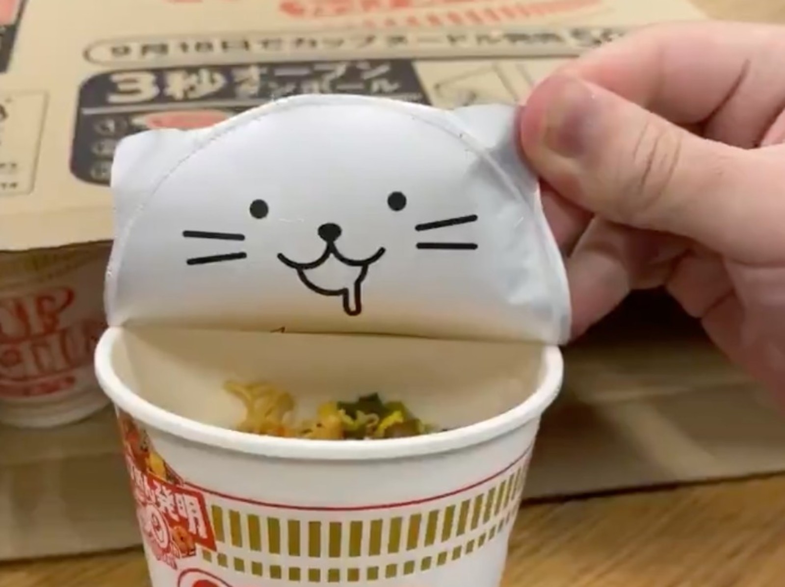 日清泡麵宣布將杯麵換成「貓咪泡麵杯蓋」，除了可愛之外居然還有「這種」功能！