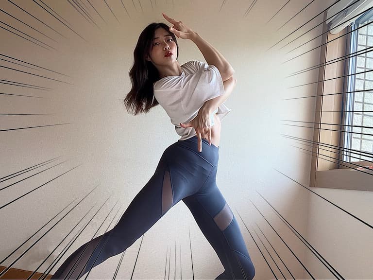 日本肌肉女 Coser 展現真人版「JoJo 立」姿勢，網友狂讚：身材帥炸！