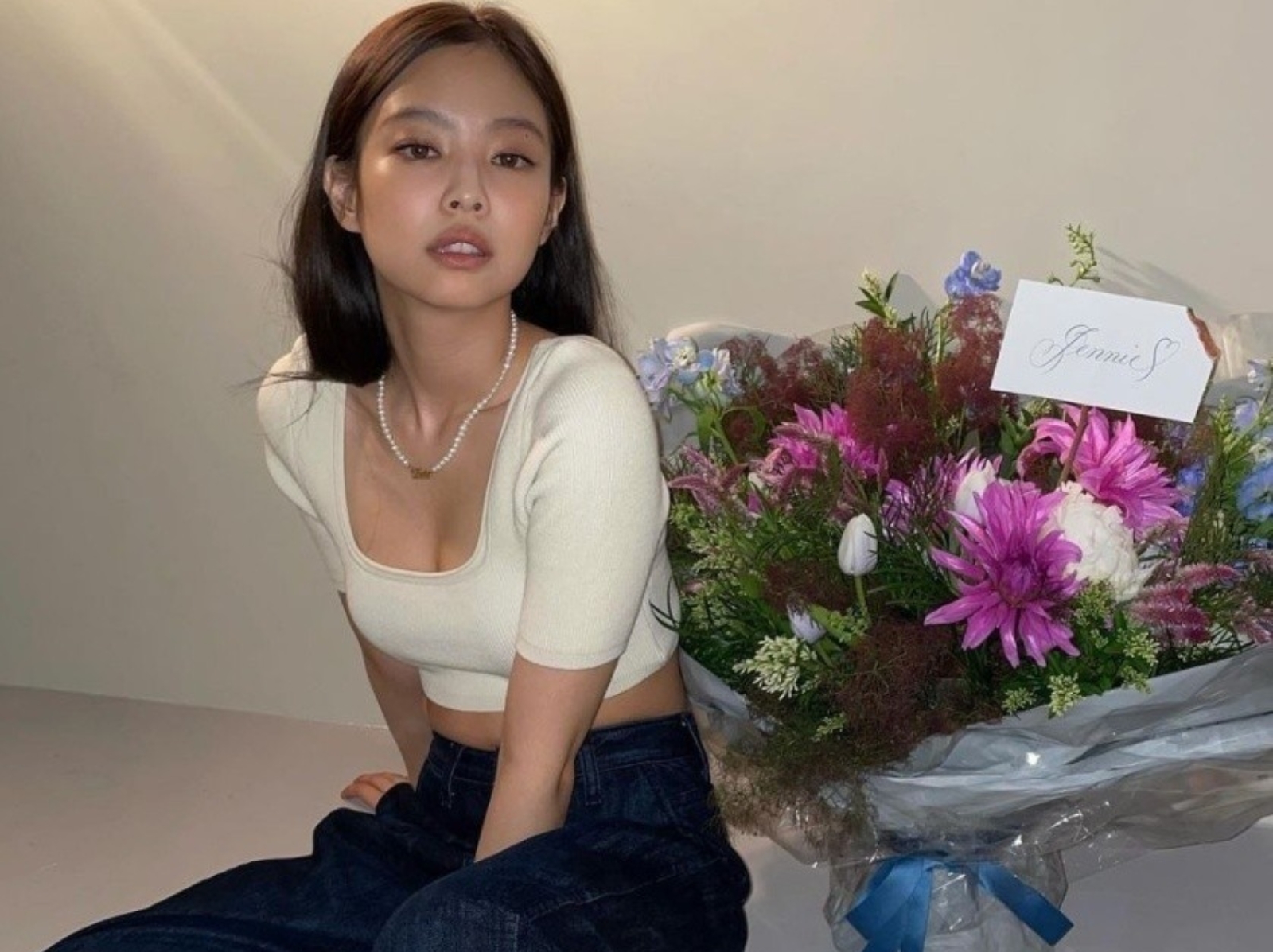 2024 夏季白色穿搭 6 大風格示範！洋裝、襯衫、運動套裝⋯原來妳與 Jennie 的距離只差一步！