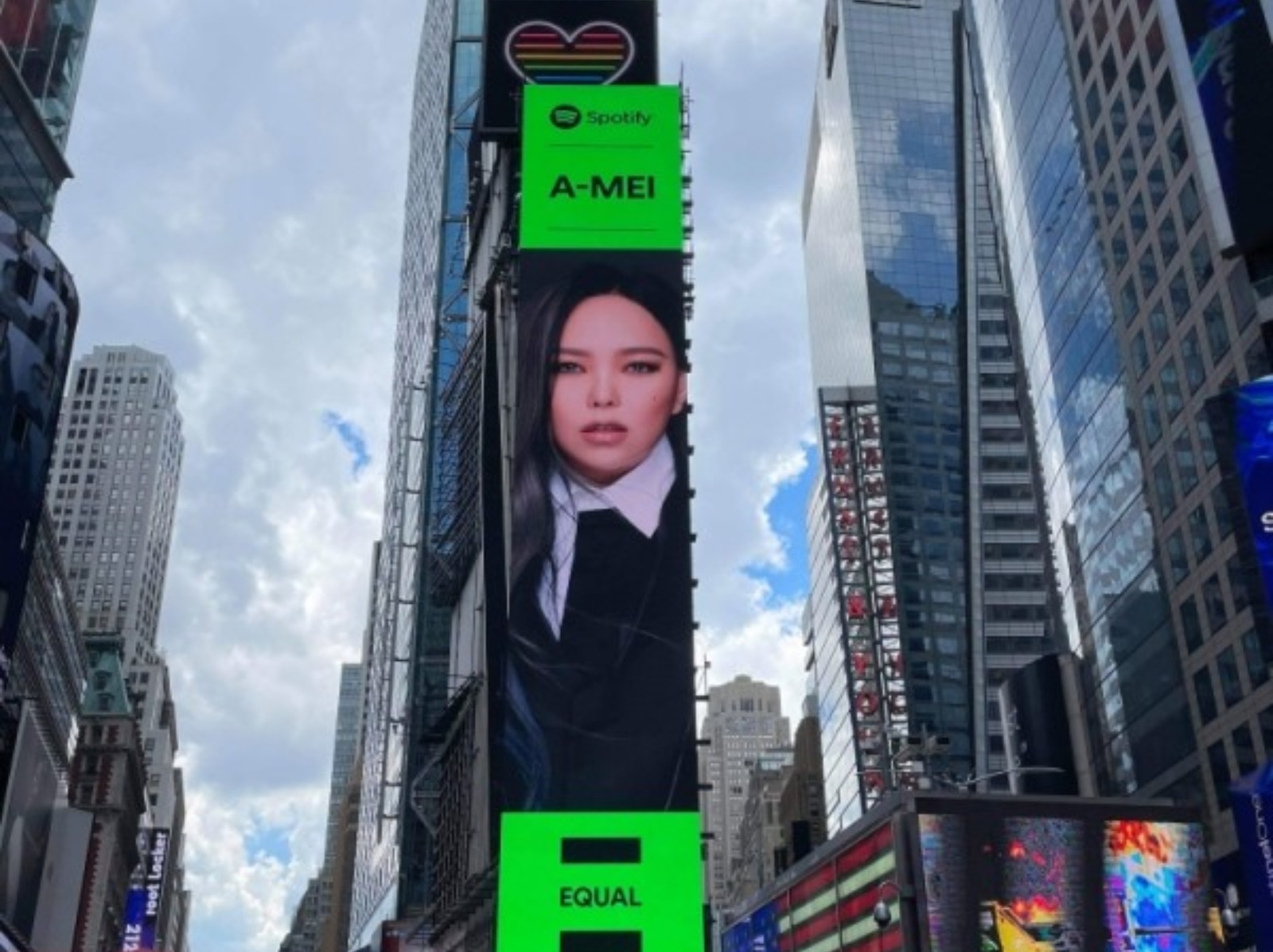 這會不會太猛？張惠妹登上「紐約時代廣場」巨型看板，宣揚性別平權理念！