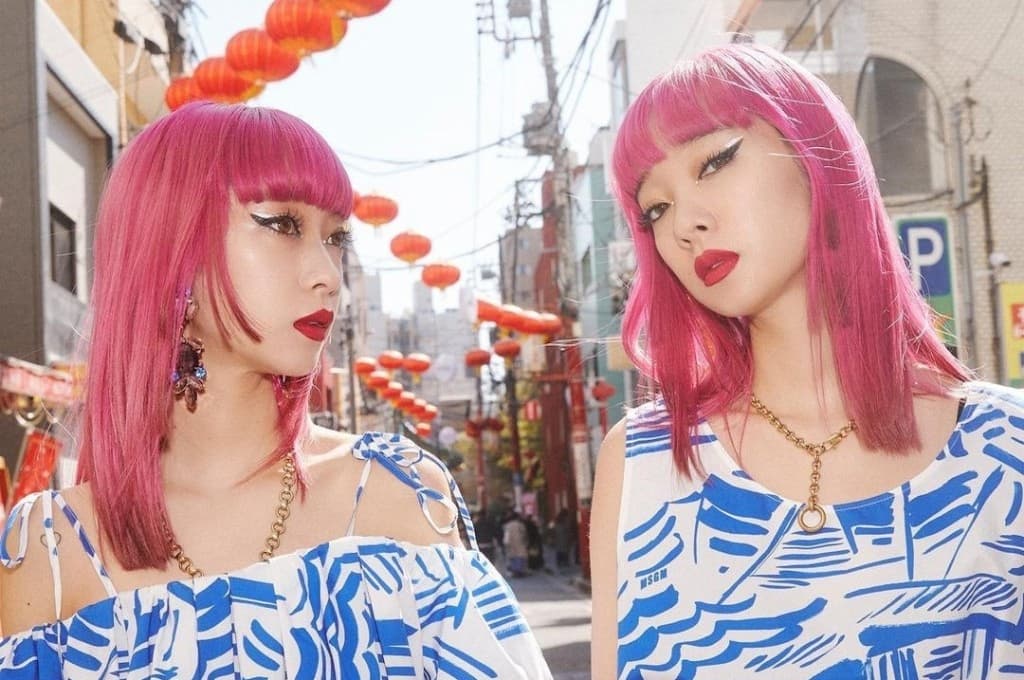 日本時尚雙胞胎搶搭MSGM亮彩單品！穿出好心情！