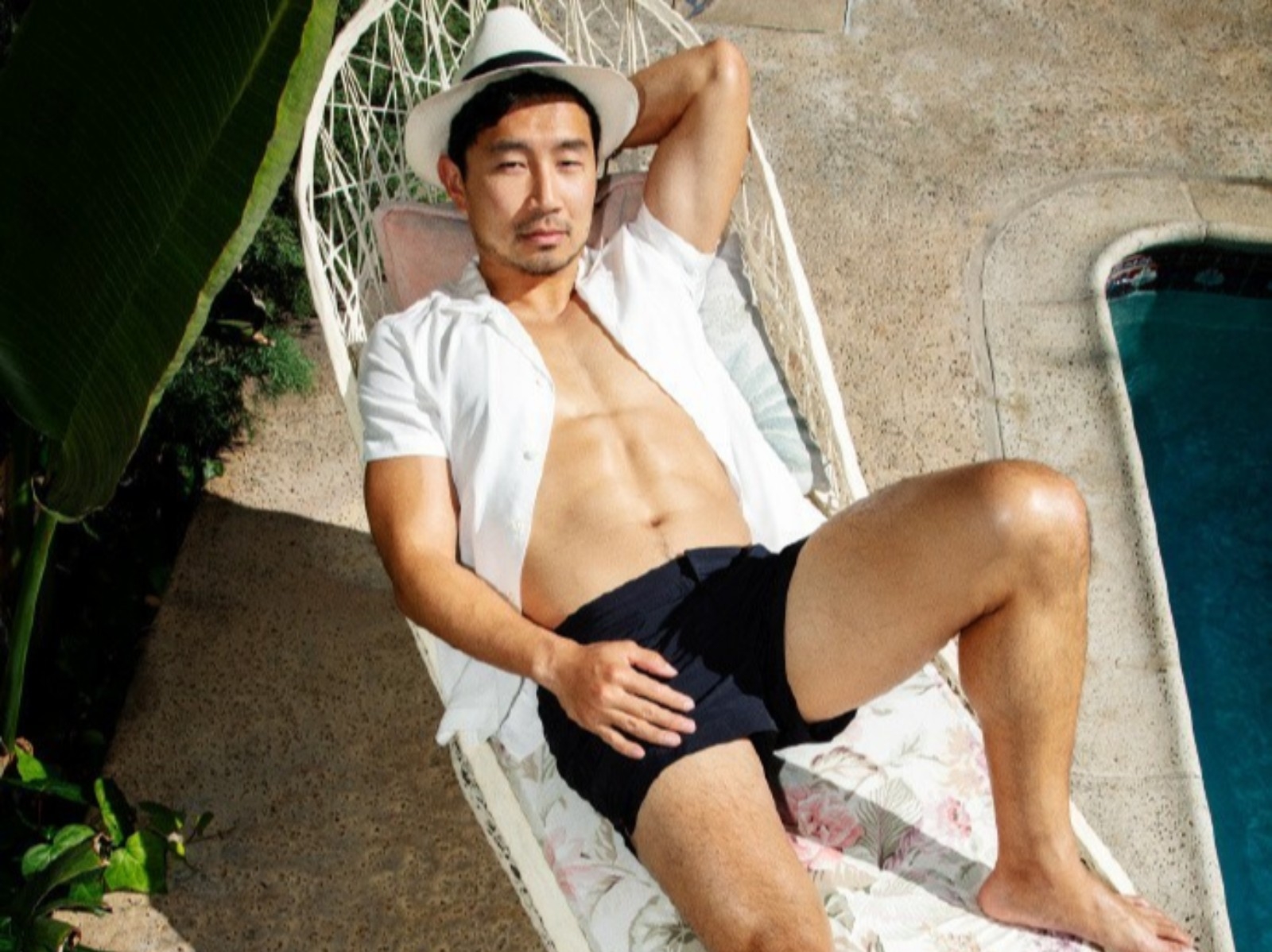 32 歲劉思慕登上雜誌宣傳漫威《尚氣》再度大秀胸肌，展示亞裔輕熟男魅力！