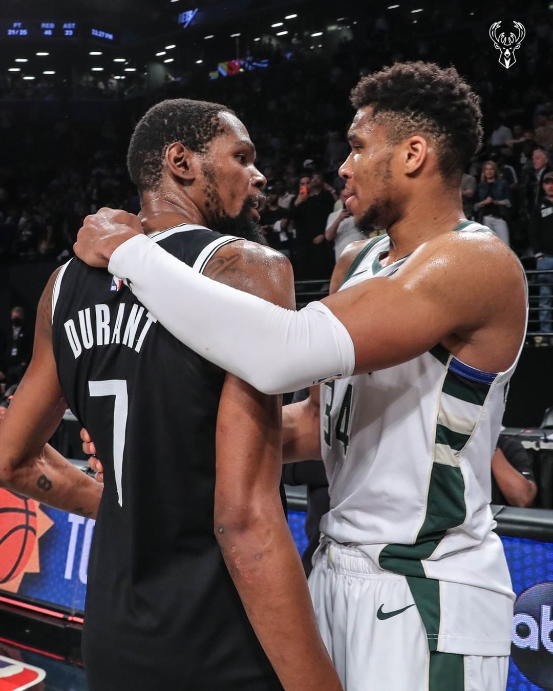 左為籃網 Kevin Durant、右為公鹿「字母哥」 Giannis Antetokounmpo 拿下 40 分 13 籃板 5 助攻