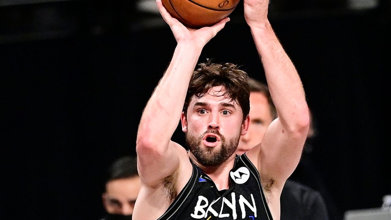 籃網射手 Joe Harris 前六場公路系列戰三分命中率只有 32%、今天 33%，與例行賽三分命中率王判若兩人...