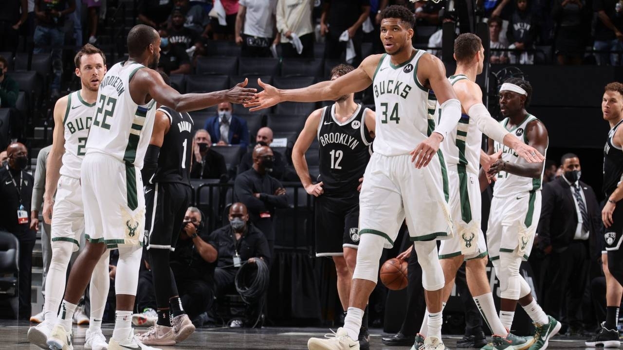 公鹿「字母哥」 Giannis Antetokounmpo 和 Khris Middleton 聯手拿 63 分