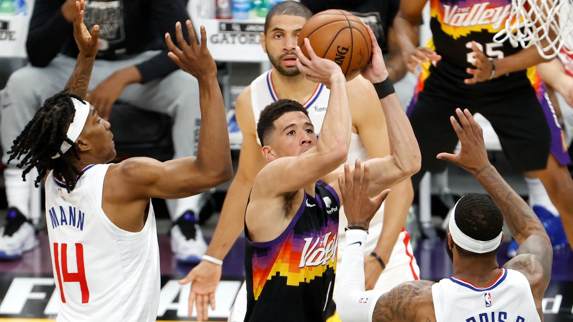 太陽少主 Devin Booker 串聯全隊，面對快艇也沒在怕