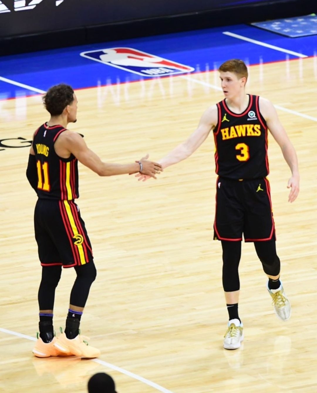 （左）老鷹一哥 Trae Young 拿 21 分與（右）「窮人版湯神」之稱的 Kevin Huerter 拿下 27 分