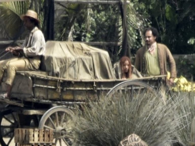 愛麗兒上岸了！迪士尼《小美人魚》躲馬車，網友太嘴：「以為是女泰山第一次到大城市⋯」