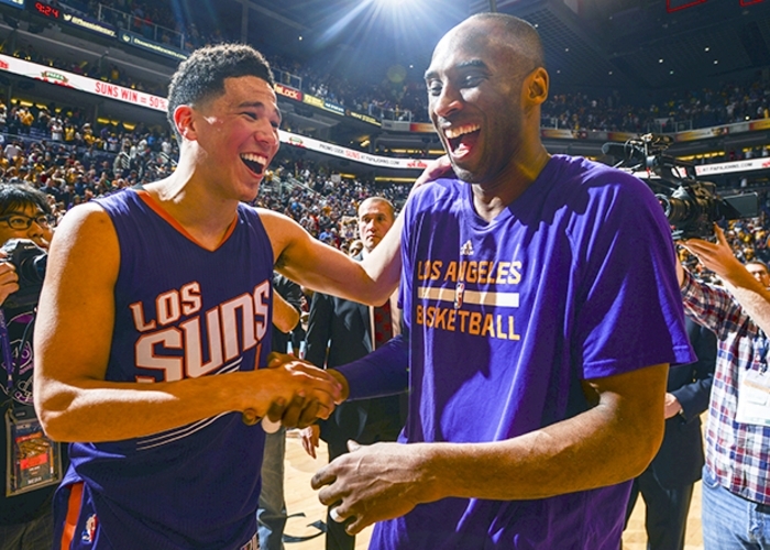 （左）Devin Booker 和（右）Kobe Bryant