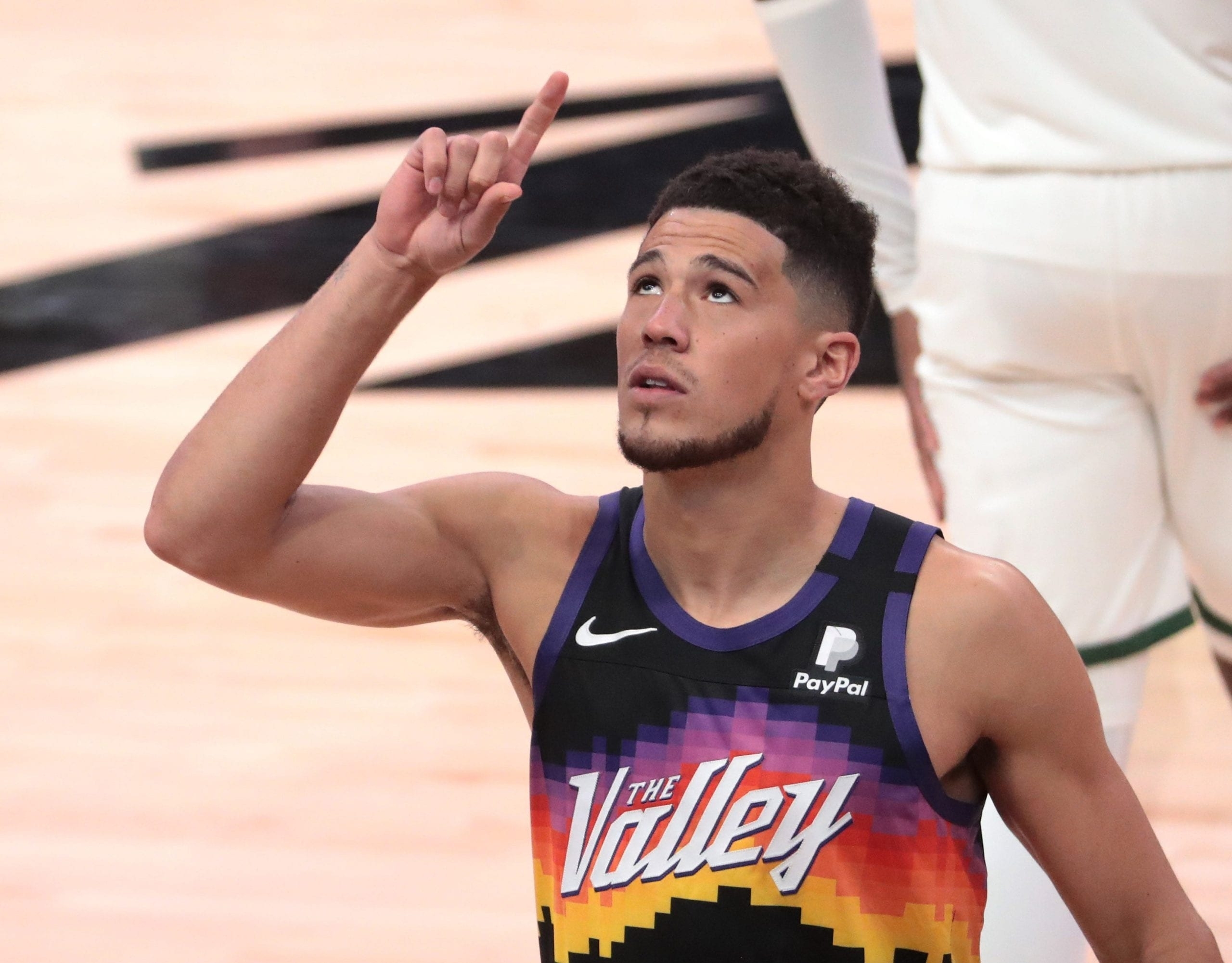 太陽少主 Devin Booker 昨日砍下 40 分 13 籃板 11 助攻