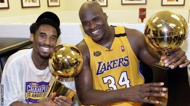 Kobe 與「大鯊魚」Shaquille O'Neal 一起奪冠畫面