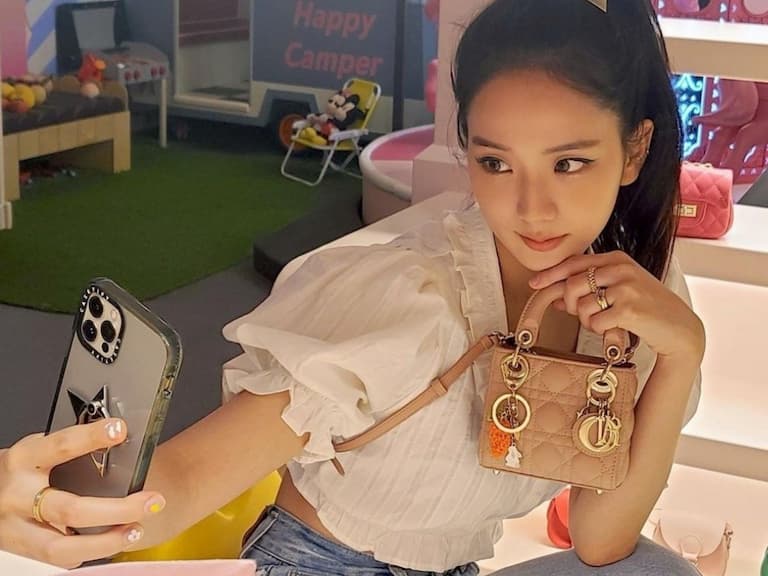最顯臉小的包包!Dior 全新 Micro Bags 迷你又耐裝,Jisoo、賈靜雯等女星都搶入手!