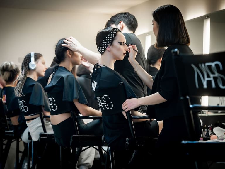 蔡依林也用這招！NARS 推出「明星聚光定妝課程」，不只解鎖彩妝師私藏秘訣，參加還送禮物！